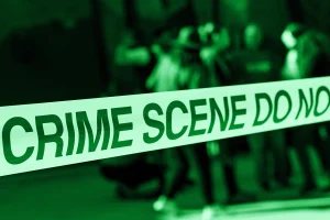 Nastro che delimita la scena di un crimine, simbolo del perché ci piace il true crime.
