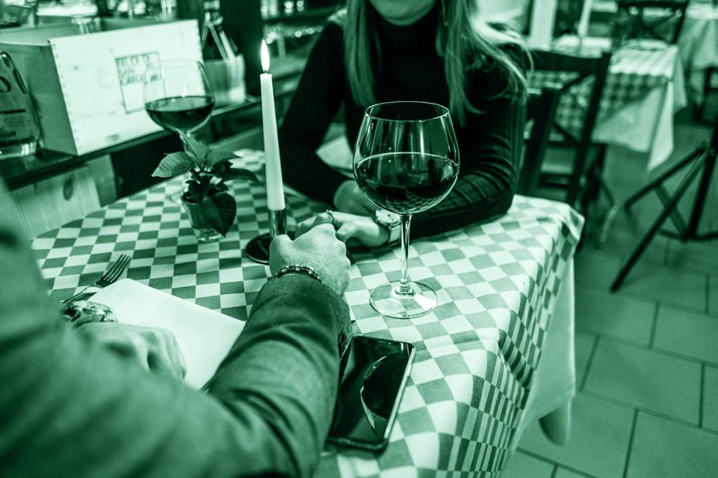 Appuntamento romantico che precedere spesso una situazione di bad date robberies, la truffa romantica che degenera in rapina.
