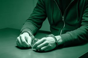 Sala interrogatori che simboleggia le bugie assurde raccontate da assassini alla polizia.
