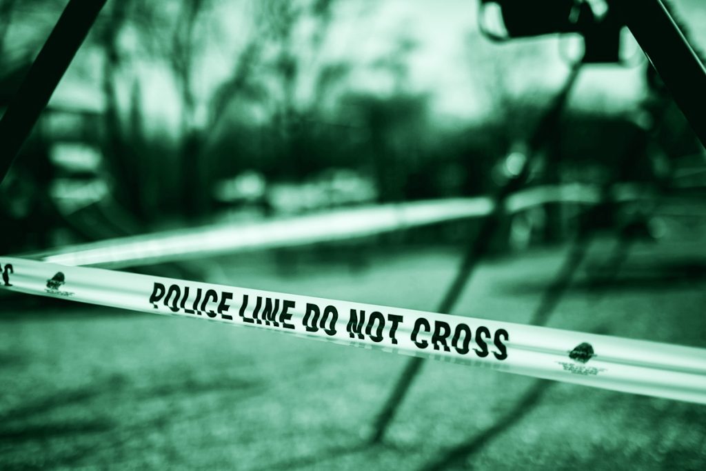 Cosa si intende per scena del crimine? Nastro della polizia che delimita il luogo di un delitto.