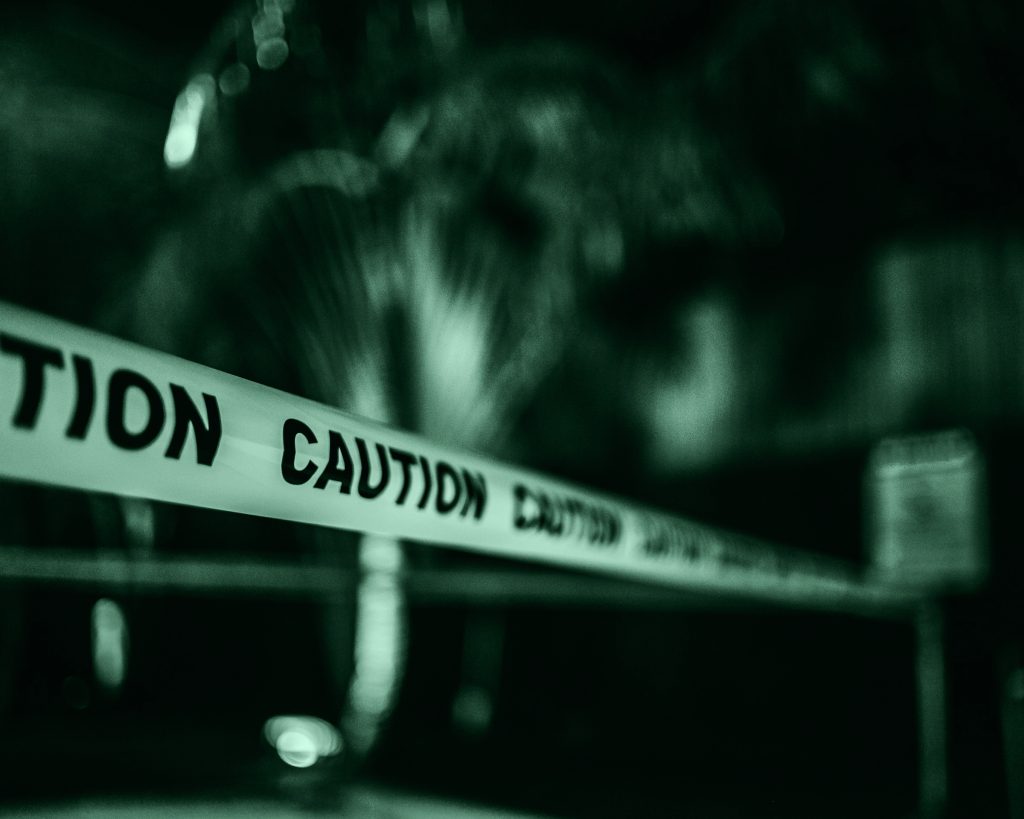 Nastro che delimita la scena del crimine simbolo dei casi reali legati a veri serial killer che ispirano gli episodi di Criminal Minds nella prima, seconda, terza, quarta, quinta, sesta, settima, ottava, nona, decima, undicesima, dodicesima, tredicesima, quattordicesima e quindicesima stagione parte uno, parte due e parte tre.