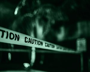 Nastro che delimita la scena del crimine simbolo dei casi reali legati a veri serial killer che ispirano gli episodi di Criminal Minds nella prima, seconda, terza, quarta, quinta, sesta, settima, ottava, nona, decima, undicesima, dodicesima, tredicesima, quattordicesima e quindicesima stagione parte uno, parte due e parte tre.