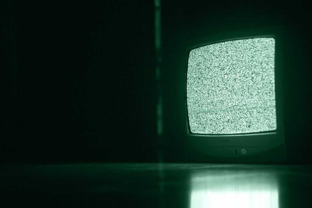 Una tv con schermo disturbato che simboleggia la disturbante visione di crimini in diretta.
