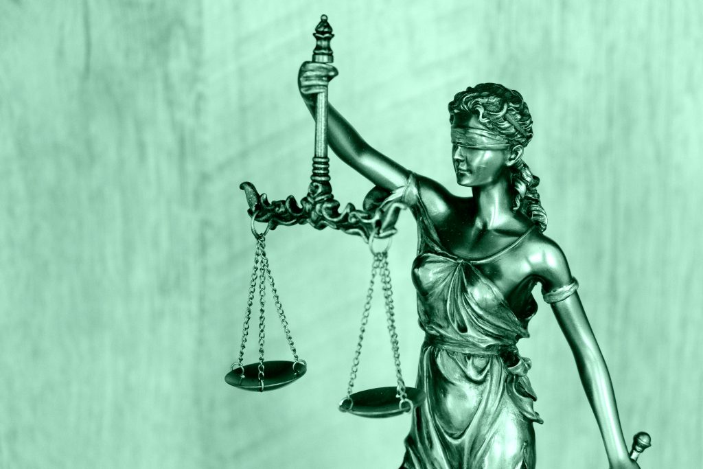 Statua della dea bendata con bilancia in mano, simbolo di giustizia imparziale e equilibrio tra legge e verità: fondamentale nel rapporto tra giustizia e razza.