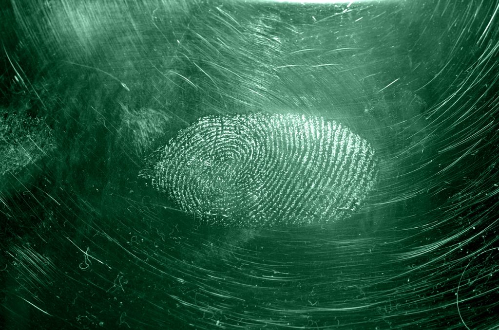 Impronta digitale simbolo di prove celate in oggetti comuni che hanno risolto crimini reali