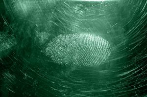Impronta digitale simbolo di prove celate in oggetti comuni che hanno risolto crimini reali