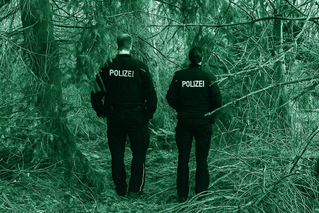 Poliziotti sulla scena del crimine dell'omicidio di Frauke Liebs. Immagine generata con AI.