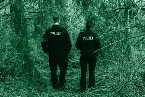 Poliziotti sulla scena del crimine dell'omicidio di Frauke Liebs. Immagine generata con AI.