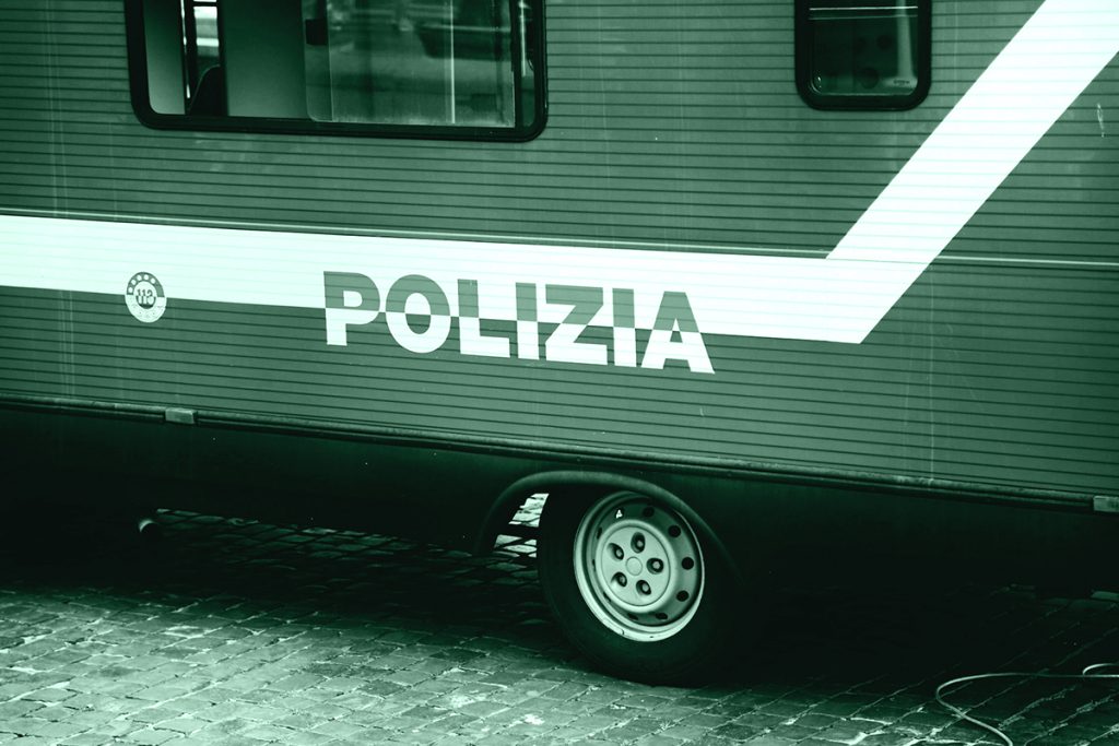 auto della polizia, simbolo dei delitti più discussi dell'Italia contemporanea