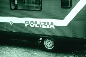 auto della polizia, simbolo dei delitti più discussi dell'Italia contemporanea
