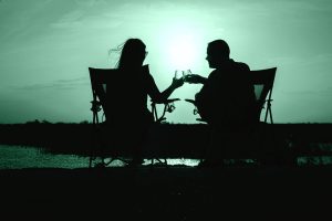 Appuntamento di coppia nell'ambito di sugar dating, simbolo della relazione tra sugar daddy e sugar baby