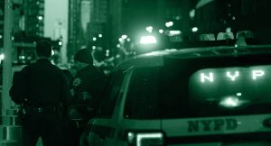 Polizia che indaga su un crimine: scopri 5 modus operandi sconvolgenti.