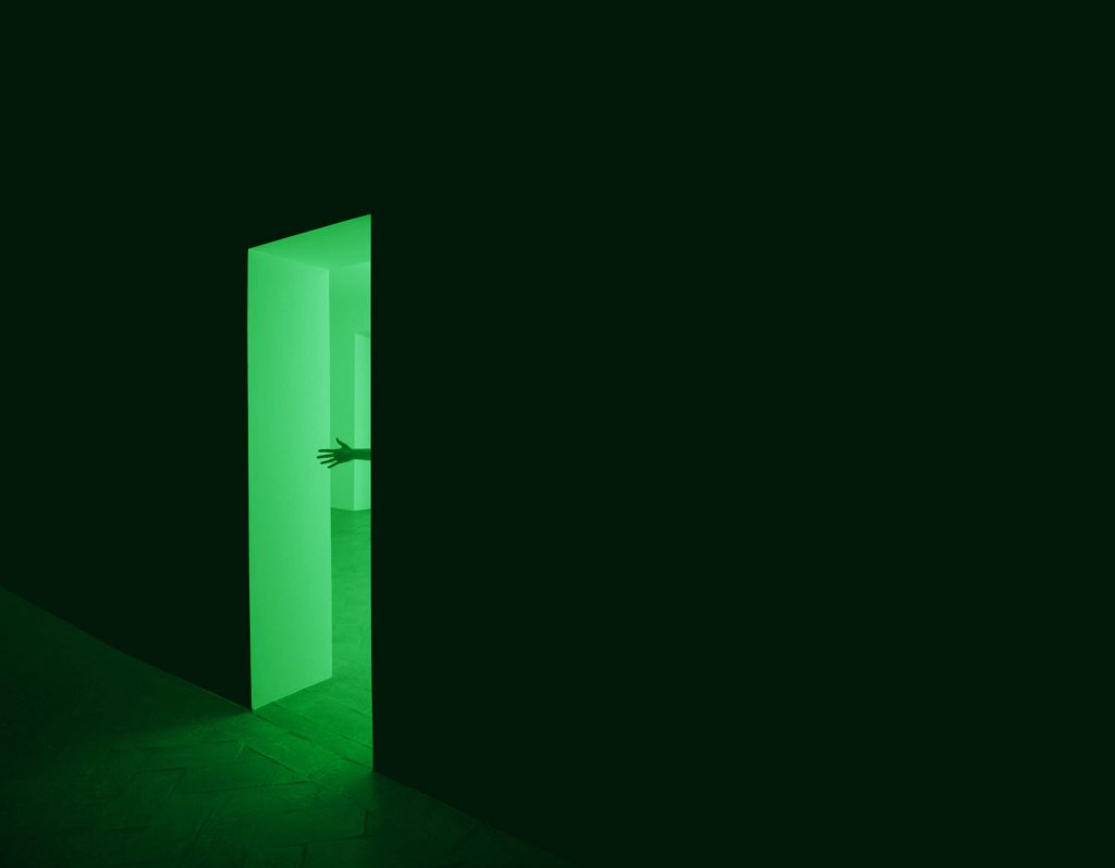 Porta chiusa di un bagno illuminato solo da un fascio di luce che simboleggia il caso di Brent Richard Johnson