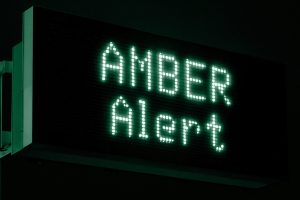 Cartello autostradale che riporta la scritta dell'Allerta AMBER