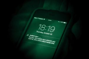 Notifica di un'AMBER Alert su un iPhone, simbolo dei casi risolti con il sistema dedicato alla scomparsa dei minori