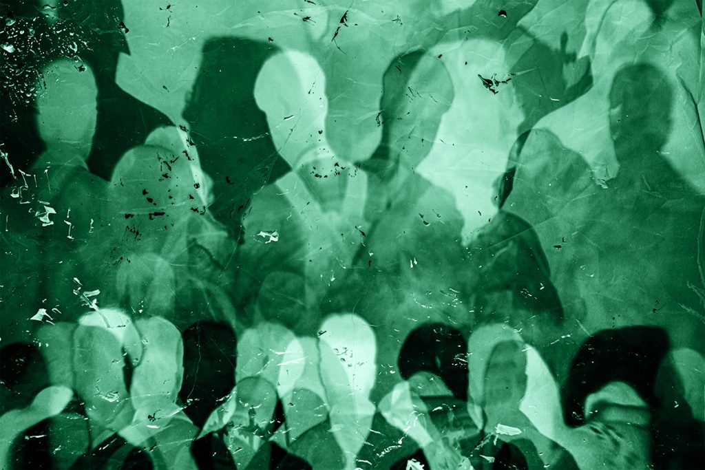 Gruppo di silhouette non identificabili, simbolo di cold case internazionali risolti tra il 2006 e il 2010.