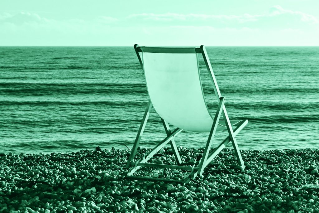 Sedia a sdraio in riva al mare che simbolizza il periodo dell'anno in cui sono avvenuti i crimini estivi che hanno sconvolto l'Italia.