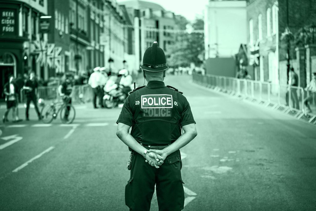 Poliziotto inglese di spalle che simboleggia le forze dell'ordine che indagarono su alcuni dei delitti più discussi del Regno Unito.