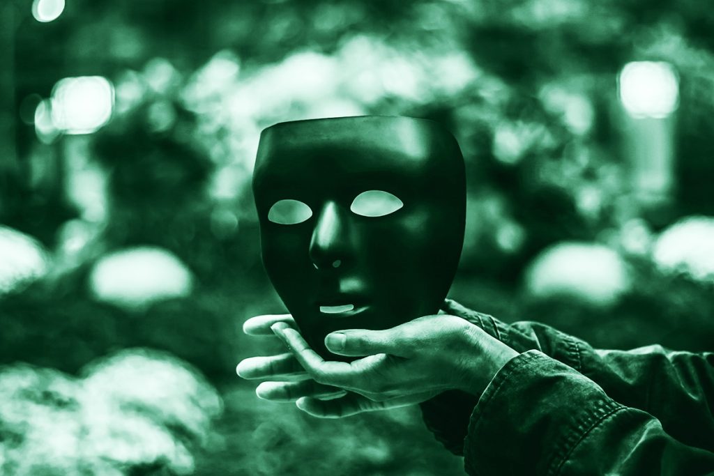Maschera simbolo dell'effetto copycat in criminologia.