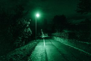 Strada rurale americana di notte illuminata da una luce fioca che rievoca il luogo in cui è avvenuto l'omicidio di Kaylin Gillis, la ragazza uccisa per aver imboccato con l'auto un vialetto sbagliato