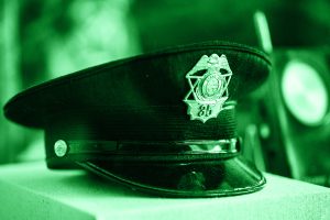 Cappello in dotazione alle autorità, parte della divisa indossata anche dai poliziotti che si sono rivelati essere serial killer.