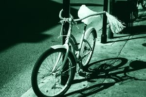Bicicletta abbandonata a bordo strada che simboleggia il momento del rapimento di Amber Hagerman, al quale seguì l'omicidio della bambina.