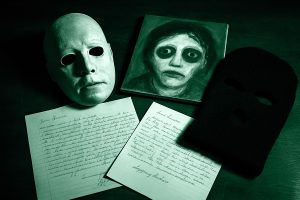 Oggetti feticcio che simboleggiano il mercato true crime murderabilia.