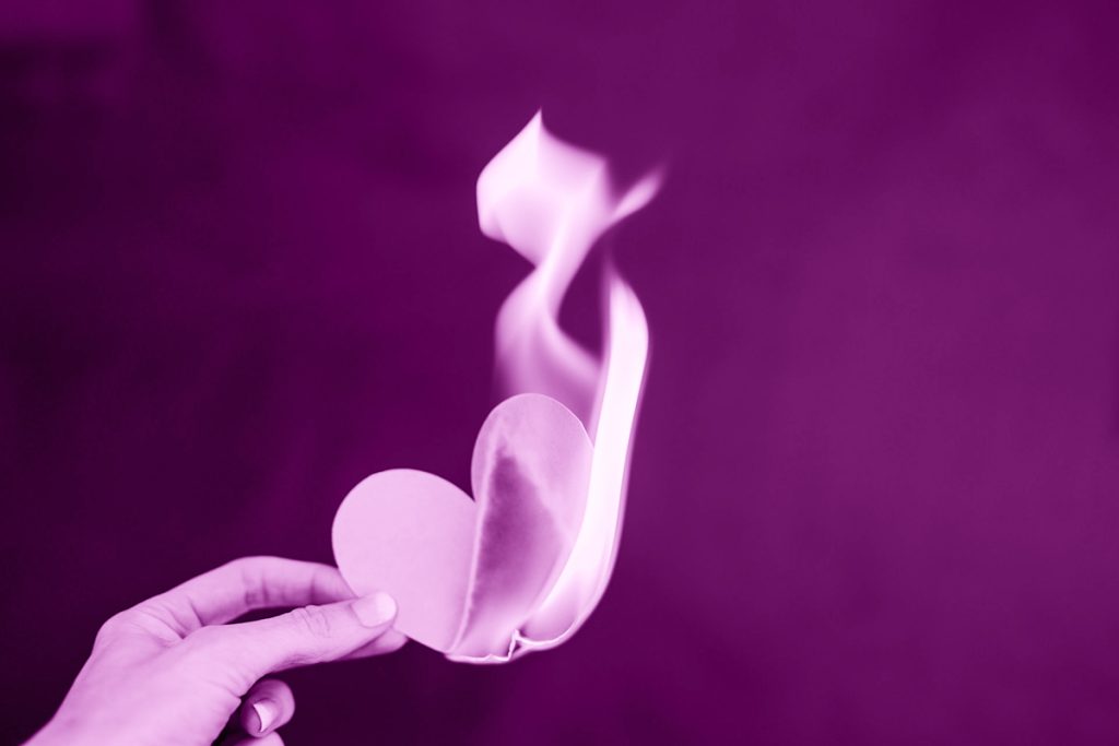 Cuore di carta che brucia, simbolo si amore tossico scaturito da frasi tipiche e comportamenti del gaslighting