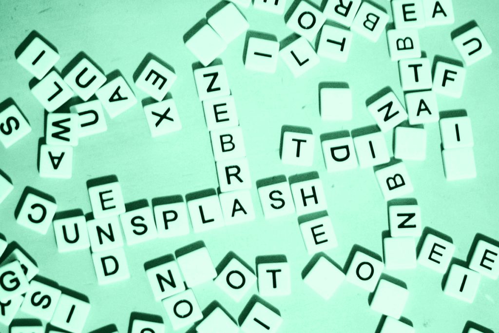 Mosaico di parole che simboleggia la linguistica forense