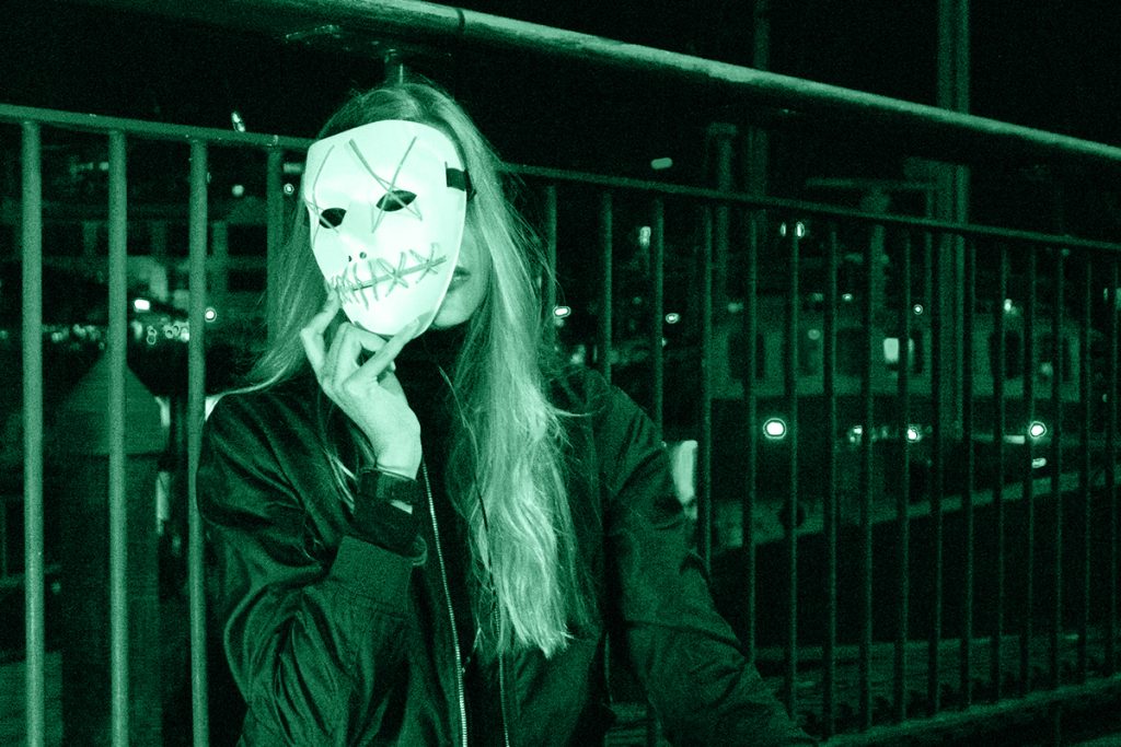 Persona che indossa una maschera, simbolo di machiavellismo.