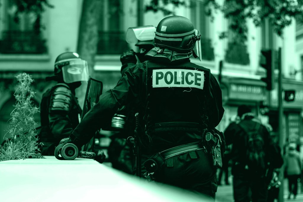 Polizia americana responsabile degli arresti di persone che hanno commesso reati minori ma hanno ricevuto punizioni scioccanti in America.