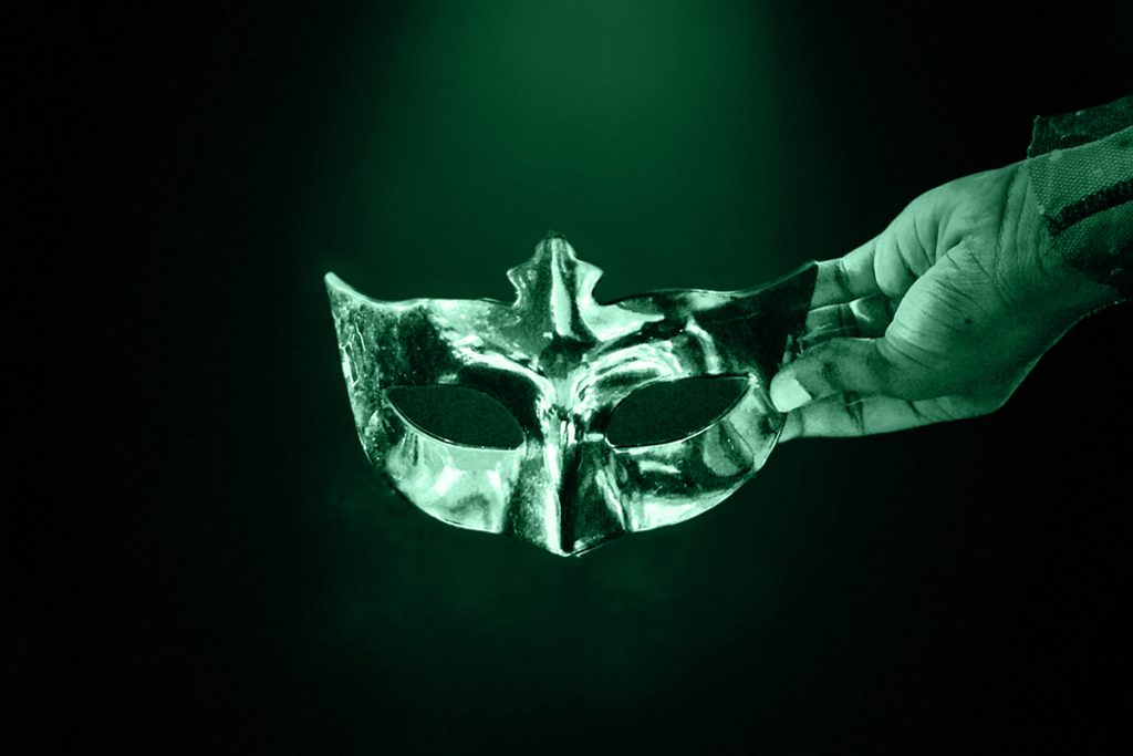 Maschera veneziana con occhi vuoti, simbolo del volto nascosto del sadismo.
