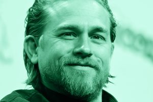 Charles Hunnam è l'attore che interpreta Ed Gein nella terza stagione di Monster su Netflix.