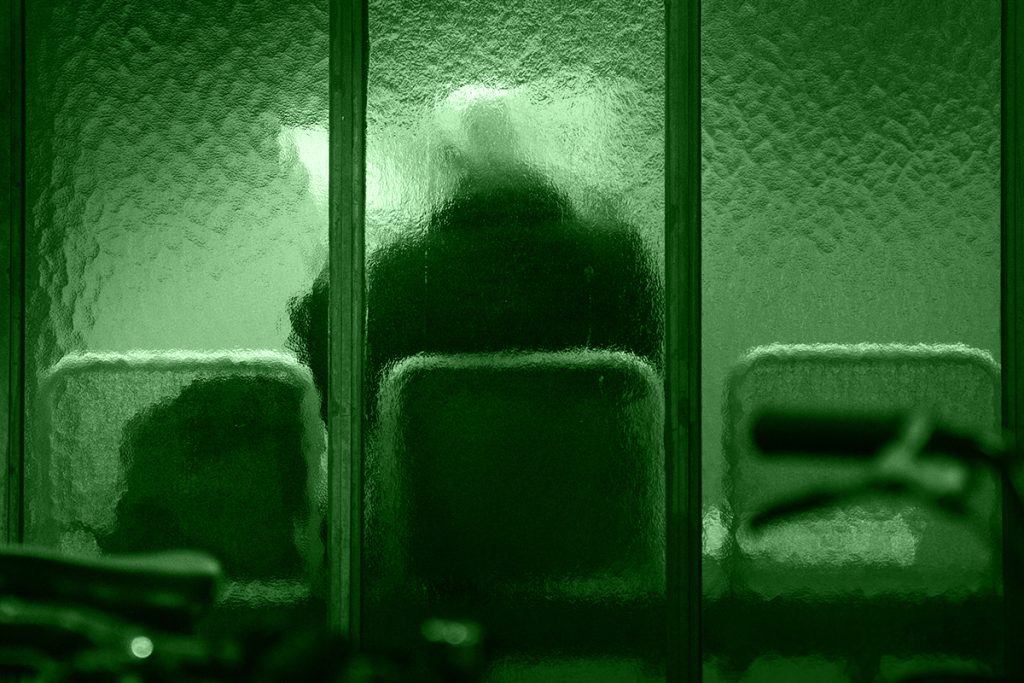 Dieci casi di difesa per infermità mentale che hanno diviso tribunali e opinione pubblica tra assoluzioni, condanne e controversie giudiziarie.