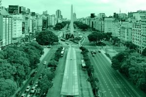 Buenos Aires, città nella quale tre ragazze sono state torturate e uccise in diretta social da una banda di narcos. L’Argentina si ferma davanti a uno dei delitti più atroci degli ultimi anni.