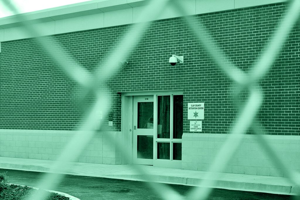 Ingresso di una prigione. Chi sono i serial killer famosi negli USA dopo il 2000? Cinque storie vere, tra violenza, ossessione e indagini che hanno cambiato la giustizia americana.