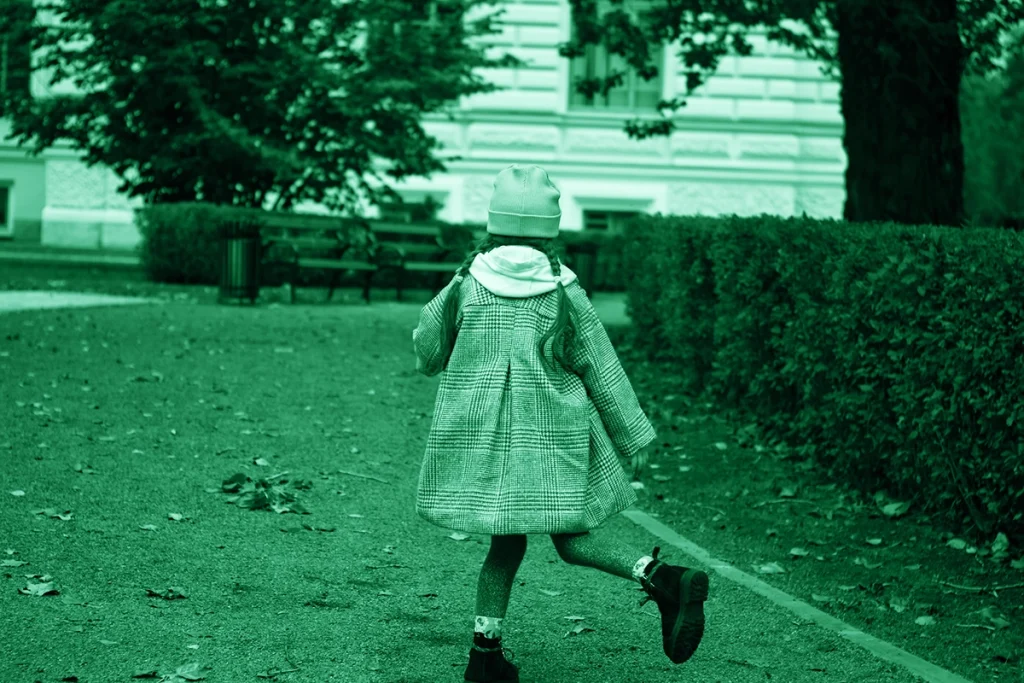 Scopri i film e le serie tv su casi veri di bambini scomparsi che raccontano sparizioni, indagini e speranze tra realtà e finzione.