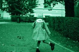 Scopri i film e le serie tv su casi veri di bambini scomparsi che raccontano sparizioni, indagini e speranze tra realtà e finzione.