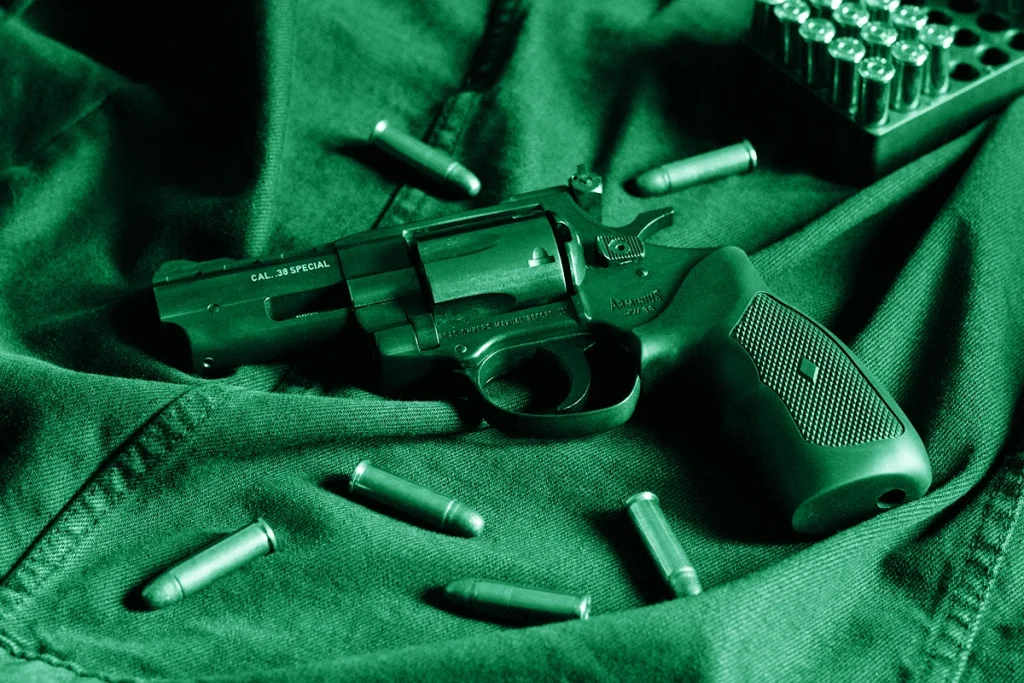 Gli assassini di massa sono quasi sempre uomini: gli studi dimostrano che un intreccio di biologia, cultura e dolore spiega la violenza estrema.