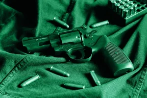 Gli assassini di massa sono quasi sempre uomini: gli studi dimostrano che un intreccio di biologia, cultura e dolore spiega la violenza estrema.