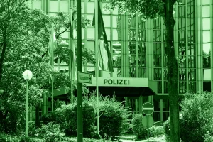 Un bidello ha drogato, stuprato e filmato la moglie dal 2018 al 2024 in Germania: è stato condannato a otto anni e mezzo di carcere.