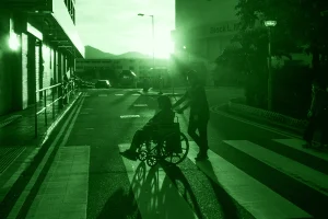 La sindrome di Münchhausen per procura è una forma estrema di abuso: il caregiver provoca o inventa malattie per ottenere controllo e attenzione.