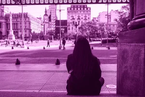 Il femminicidio di Delfina Aimino a Córdoba sconvolge Villa María. Arrestato l’autore: la comunità chiede giustizia e memoria.