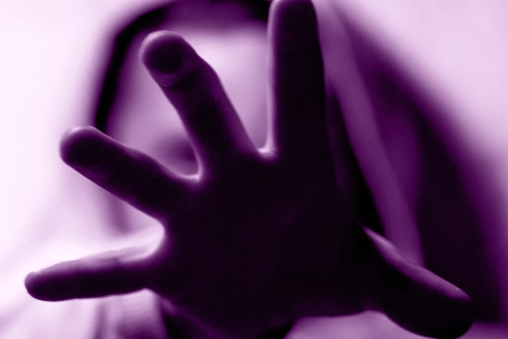 Vittimizzazione primaria, secondaria e terziaria: cosa sono, come si manifestano e perché media e istituzioni possono amplificare il trauma delle vittime.