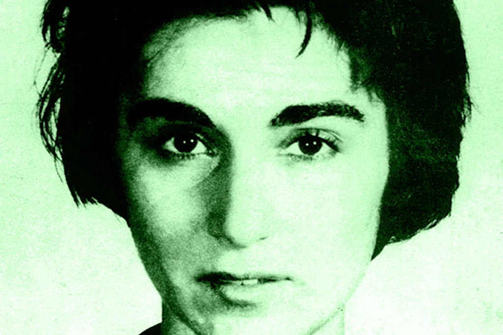 Omicidio Kitty Genovese: tra violenza, mito mediatico e effetto spettatore. Un caso che segnò la nascita del 911 e la coscienza collettiva.