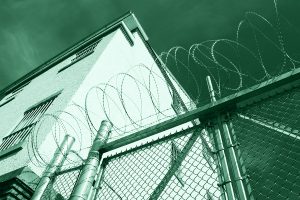 Filo spinato intorno a una prigione: scopri chi sono 10 serial killer ancora vivi in carcere.