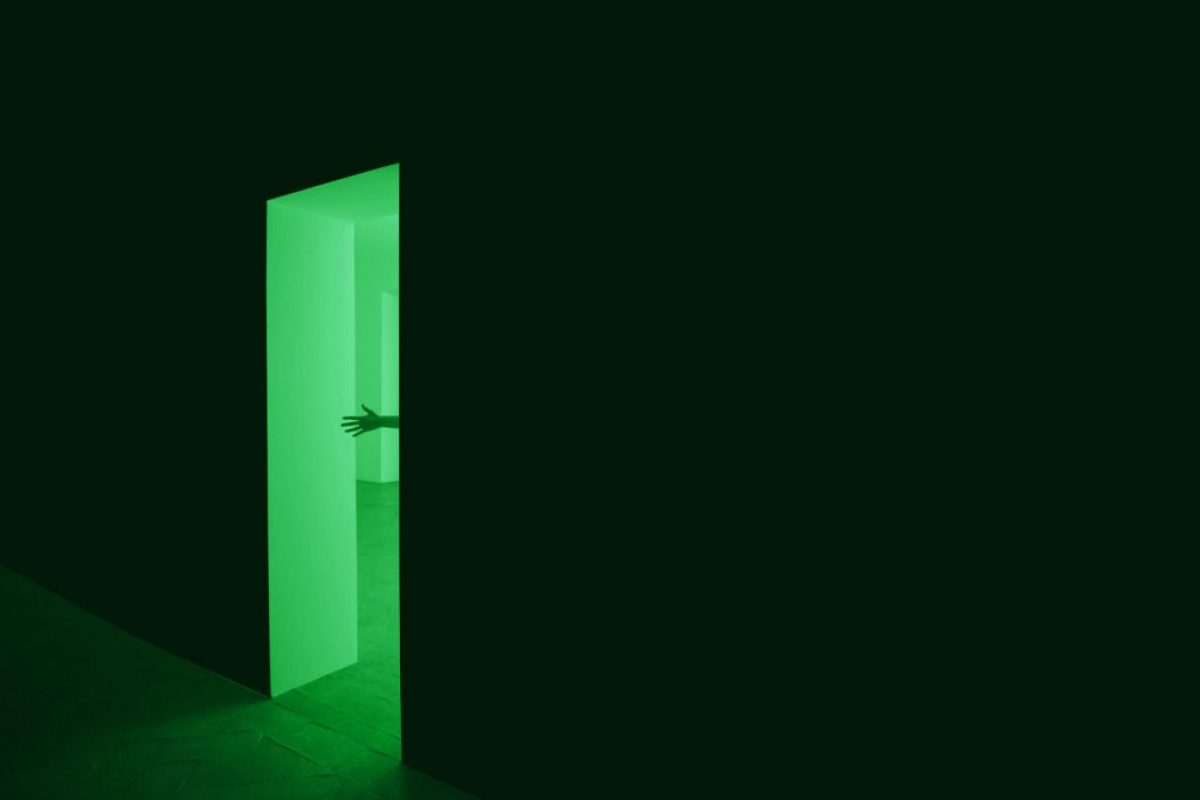 Porta chiusa di un bagno illuminato solo da un fascio di luce che simboleggia il caso di Brent Richard Johnson