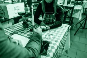 Appuntamento romantico che precedere spesso una situazione di bad date robberies, la truffa romantica che degenera in rapina.