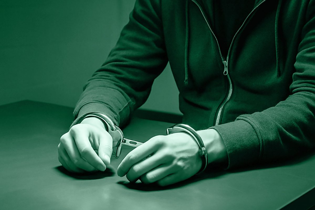 Sala interrogatori che simboleggia le bugie assurde raccontate da assassini alla polizia.