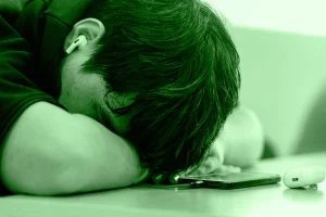 Cinque casi reali di bullismo in Europa che hanno segnato il dibattito pubblico, tra responsabilità scolastiche e testimonianze cruciali.